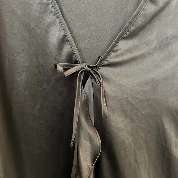 Victorias Secret front tie robe with ruffle detail on front & sleeves silky feel - Picture 10 of 10